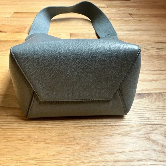 Celine Light Blue-Gray soft grained calfskin bucket Shoulder Bag with Wide Strap - Picture 4 of 7